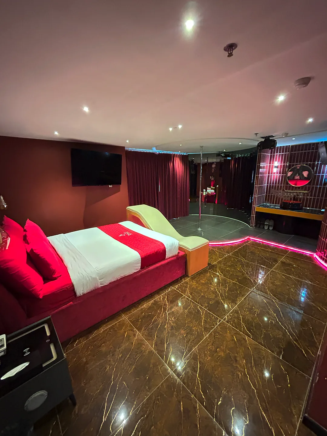Pole Dance Room - Dazi Signature Bến Thành